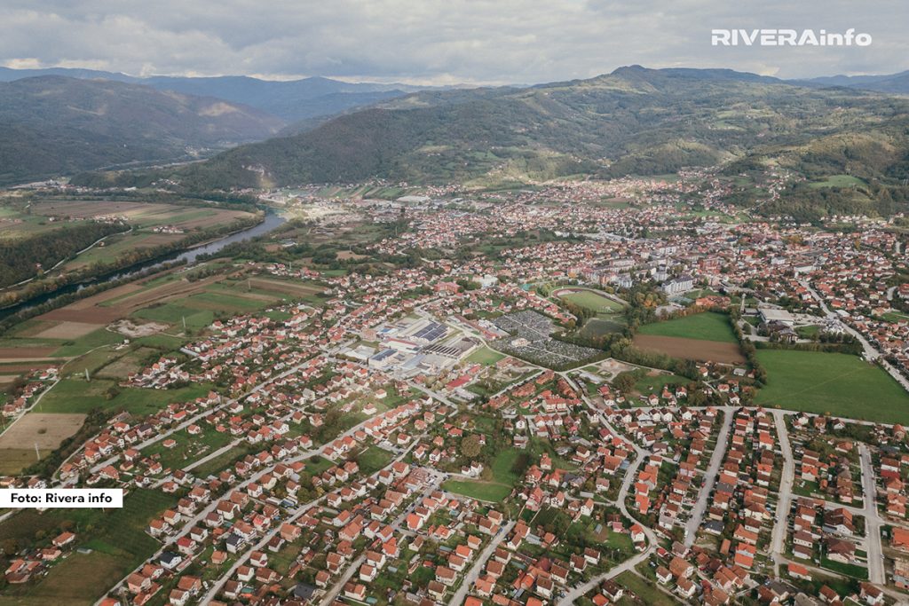 Centralne ulice u Bajinoj Bašti ovog proleća dobiće svoj novi i lepši izgled, jer su u toku radovi na rekonstrukciji dela glavne ulice i dela Ulice Rajka Tadića u dužini od 326 metara. Takođe, jedan deo centralne ulice u Bajinoj Bašti nakon završetka radova, na radost građana, postaće pešačka zona.
