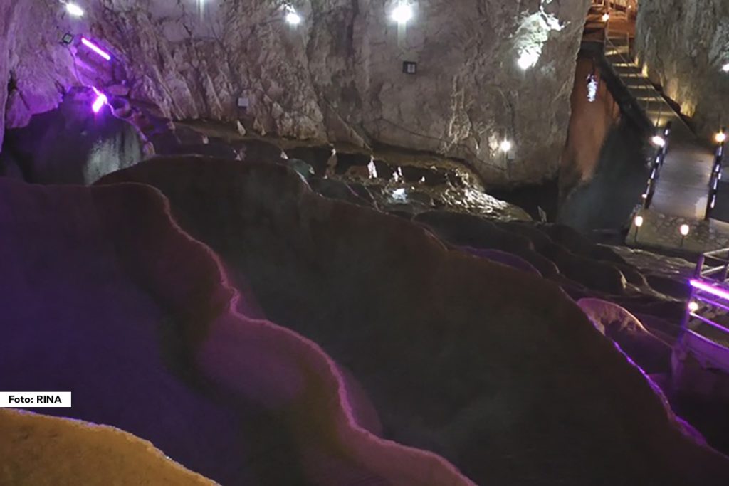 Stopića pećina, jedna od najposećenijih atrakcija na Zlatiboru, promenila je radno vreme. Od sada će biti otvorena svakog dana od 9.30 do 18.00 časova, a ovo radno vreme važiće do 15. jula. Cena ulaznice za odrasle je 400 dinara, dok je za decu od 7 do 14 godina 250 dinara.