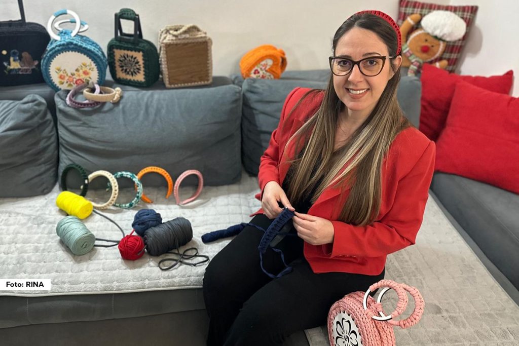 Upotreba pamuka za ručne radove poznata je još od davnina, a da li ste znali da se pamučni konac koristi za heklanje torbi i to na drvetu? Čačanka Jelena Vasiljević Tajević ovog proleća je u blagoslovenom stanju, ali je to ne sprečava da se bavi hobijem koji prerasta u kreativan posao, a svoju veštinu ne skriva.