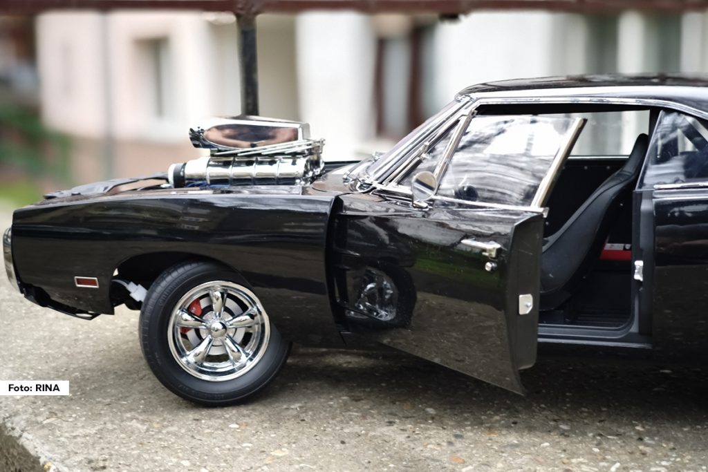 Mihajlo Pavlović (33) iz Kraljeva, iako već godinama živi i radi u Beogradu, slobodno vreme posvećuje nesvakidašnjem hobiju, sklapanju preciznih maketa automobila. Njegov najnoviji podvig je završetak makete kultnog “Dodge Charger RT”, na kojoj je radio više od dve i po godine.