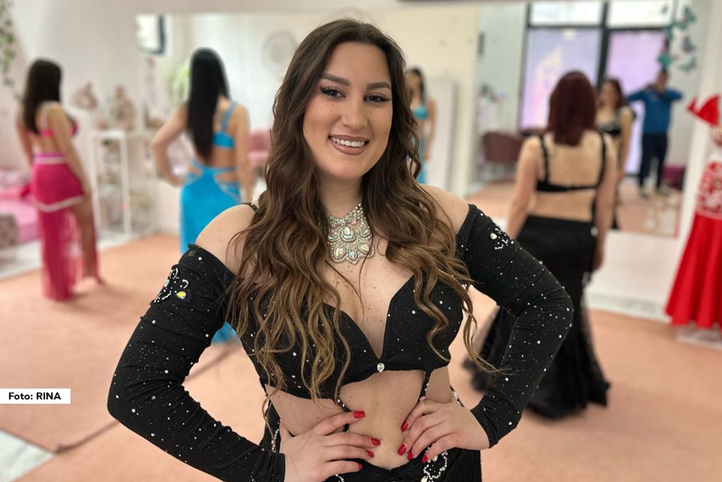 Ples i muzika jedna je od najboljih antisres terapija i to je poznato od davnina. Prateći svoje snove i ljubav prema orijentu mlada Čačanka, Nevena Paunović, odlučila je da prva i za sada jedina, pre sedam godina, otvori školu orijentalnog plesa u gradu na Moravi.