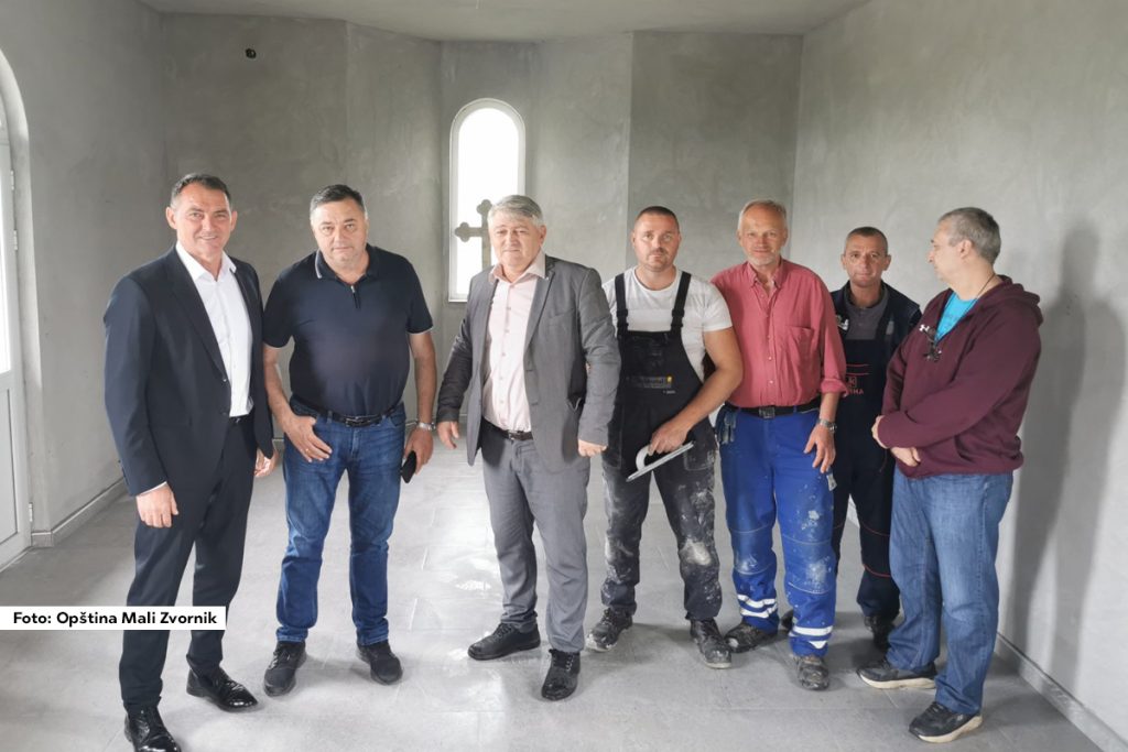 U mesnoj zajednici Donja Borina, zaseok Lepenica, u toku su radovi na daljem uređenju unutrašnjosti novoizgrađene seoske kapele. Sredstva za izvođenje radova obezbedila je Opština Mali Zvornik, dok je za realizaciju zaduženo Javno komunalno preduzeće „Drina“.