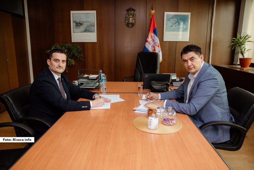 Na osnovu raspisanog javnog konkursa Ministarstva turizma i omladine za dodelu subvencija i transfera namenjenih za projekte razvoja turizma u 2025. godini, opštini Ljubovija odobrena su sredstva za realizaciju projekta "Unapređenje ponude sportsko-rekreativnog turizma u Ljuboviji". Projektom je predviđena izgradnja fudbalskog terena sa veštačkom travom, dimenzija 98x64 metra, na mestu postojećeg “pomoćnog terena” na stadionu FK Drina u Ljuboviji.