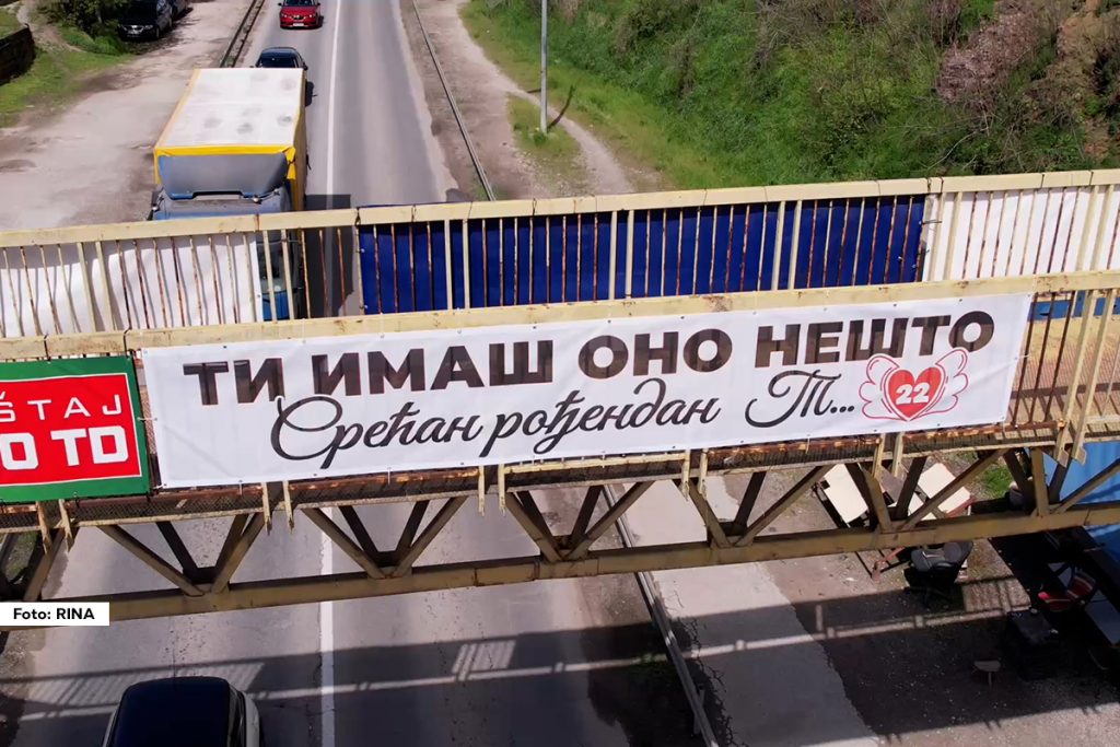 Da još uvek ima i te kako romantičnih mladih ljudi i da su prve ljubavi nešto najlepše u našim životima svedoči i lep prizor iz Čačka. Naime, na pasareli iznad najprometnije saobraćajnice u Preljini osvanuo je nesvakidašnji natpis koji je oduševio prolaznike i vozače. Na transparentu velikim slovima piše: “Ti imaš ono nešto. Srećan ti rođendan 22, T.”