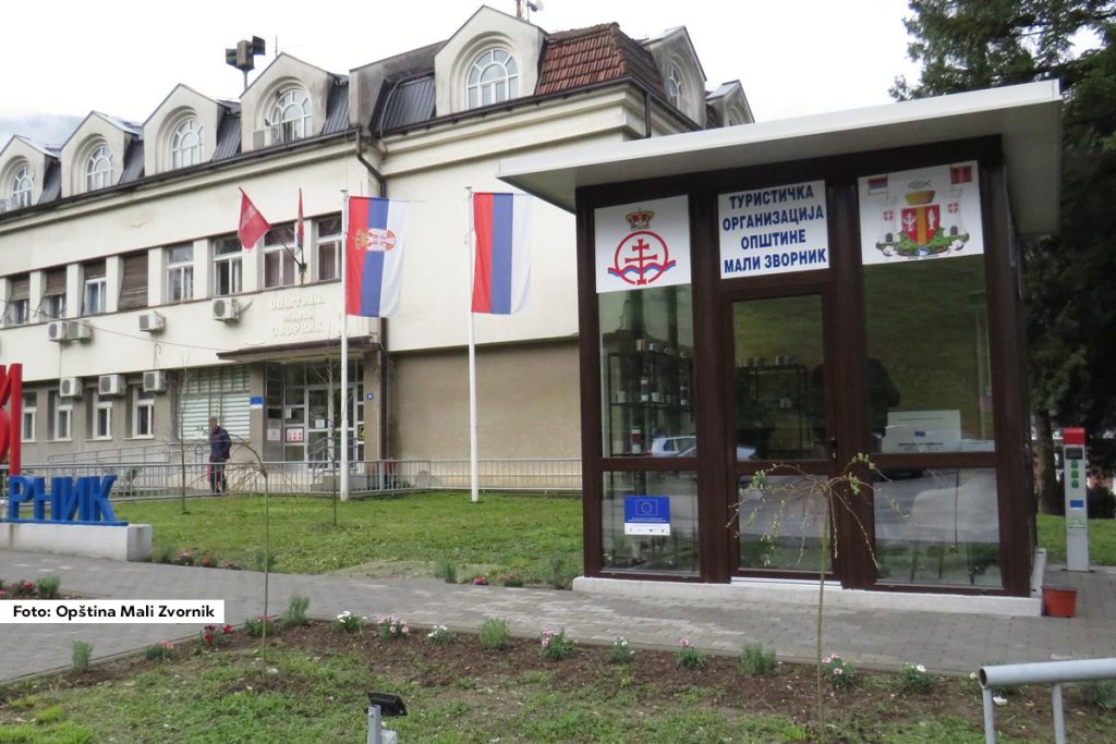 U Malom Zvorniku počeo je sa radom Turistički info centar. Smešten u samom centru varošice, ispred zgrade Opštinske uprave, Info centar posetiocima će pružati informacije o lokalnoj turističkoj ponudi.