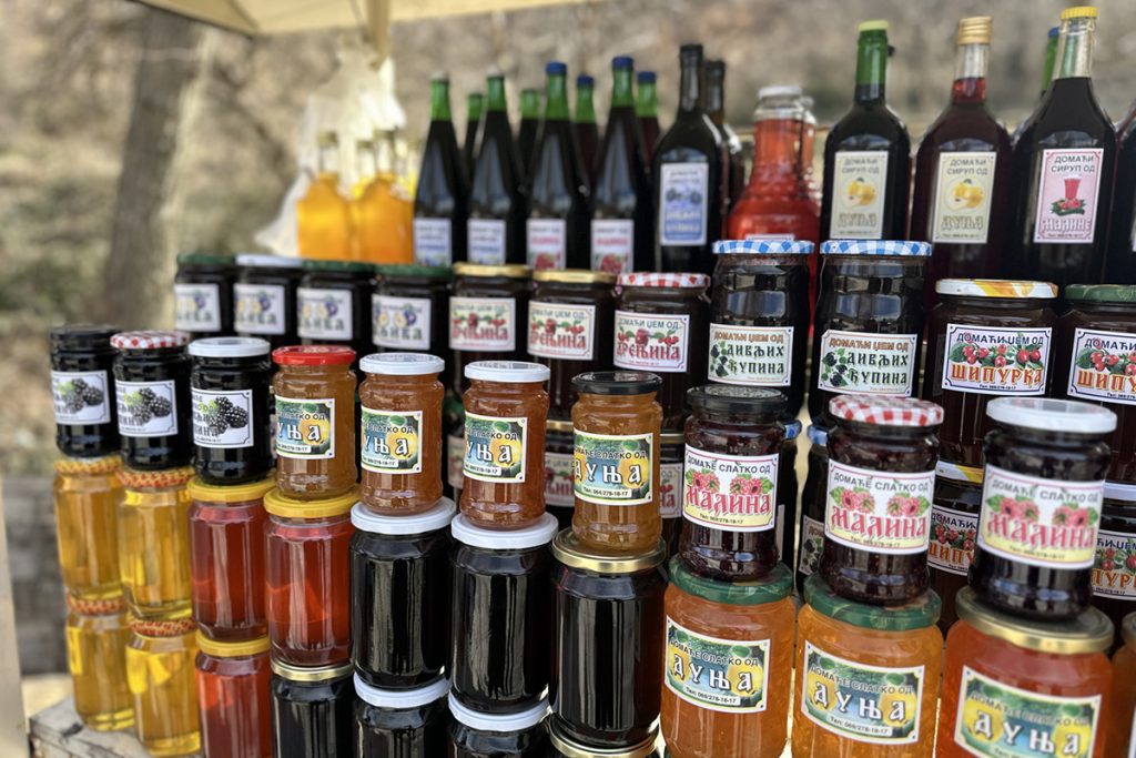 vredna Bozica iz sela kod Bajine Baste preradjuje divlje voce RINA Rivera info 02