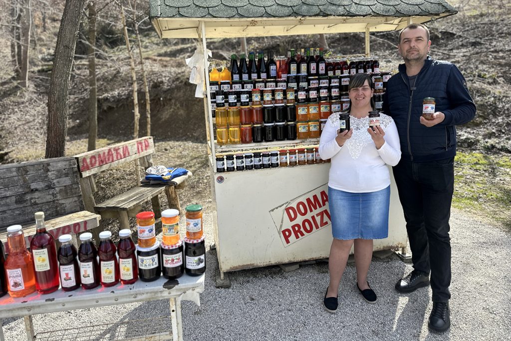 vredna Bozica iz sela kod Bajine Baste preradjuje divlje voce RINA Rivera info 03