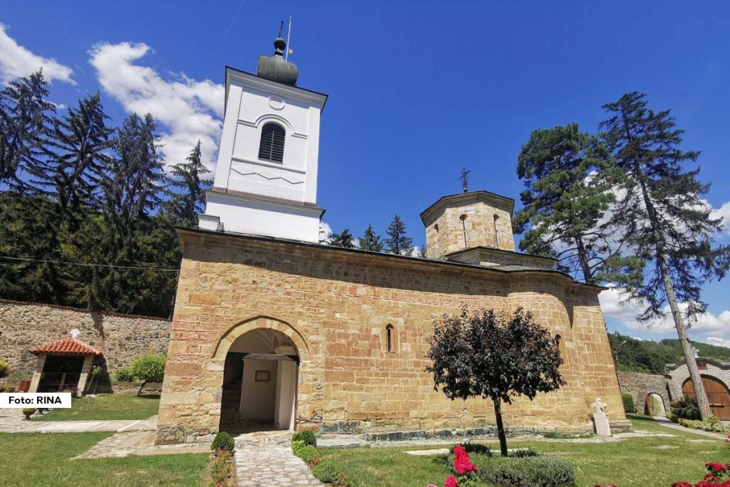 Kragujevac - U samom geografskom središtu Srbije, u selu Drača nadomak Kragujevca, nalazi se jedan od najlepših pravoslavnih manastira naše zemlje – manastir Drača, podignut još krajem 13. veka. Ovaj manastir, smešten među brdima Rujevica, Visibaba i Bogosavljevica, u pitomom ambijentu pored Dračke reke, predstavlja pravo utočište mira, tišine i duhovnog uzdizanja.