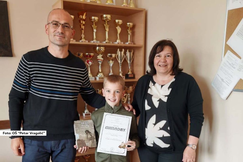 Ljubovija - Petar Cvetojević, učenik drugog razreda Osnovne škole "Petar Vragolić" iz Ljubovije, ostvario je izuzetan uspeh na republičkom finalu matematičkog takmičenja "Misliša". Takmičenje je održano 27. aprila 2025. godine u Osnovnoj školi "Drinka Pavlović" u Beogradu. Petar je na ovom prestižnom nadmetanju pokazao izvanredno znanje i osvojio maksimalan broj poena. Time je zauzeo prvo mesto u svojoj kategoriji.