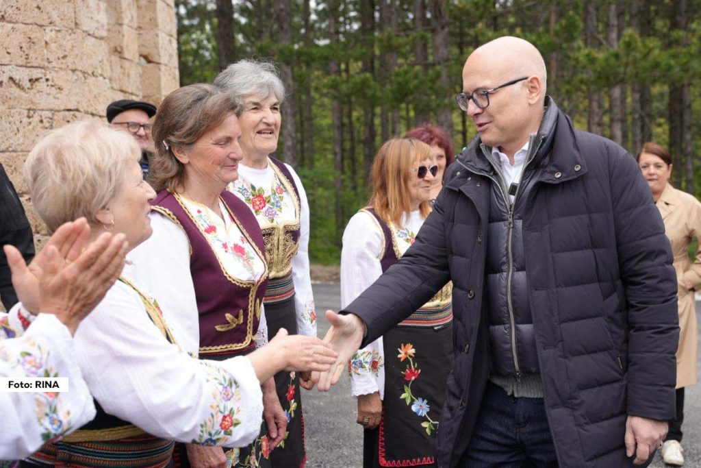 Kosjerić – Miloš Vučević boravio je danas u opštini Kosjerić, gde je razgovarao sa građanima o planovima za unapređenje uslova života u ruralnim sredinama, s posebnim akcentom na razvoj putne infrastrukture.