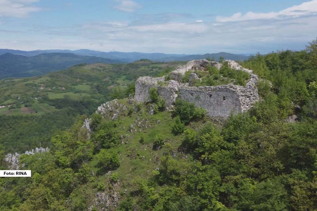 Na istočnoj strani Nacionalnog parka Tara, na stenovitom platou, nalaze se ostaci srednjovekovnog utvrđenja Solotnik. Iako arheološki značajan, ovaj lokalitet ostaje obavijen misterijom jer o njegovom postojanju ne postoje pisani istorijski izvori. Ruševine starog zamka svedoče o burnoj prošlosti, dok se o njegovoj izgradnji i sudbini prenose samo legende. Jedna od najpoznatijih kaže da ga je gradila Prokleta Jerina i da je na tom mestu prolivena krv trojice neimara.