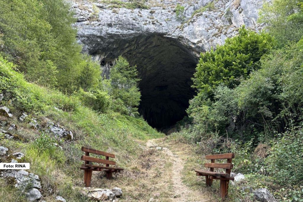 Čajetina - U zlatiborskom selu Dobroselica, na 900 metara nadmorske visine, krije se jedno od najimpresivnijih prirodnih čuda Srbije, Prerast, moćni kameni most koji vekovima odoleva zubu vremena. 