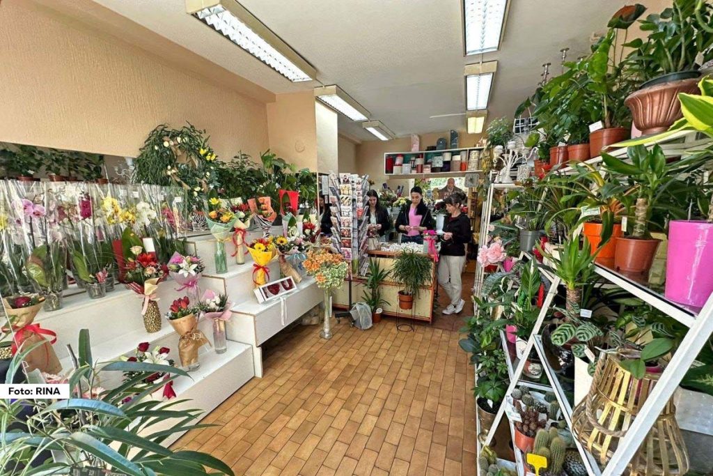 Čačak - Iza svakog venčanja koje izgleda kao iz snova, često stoji neko ko sve te snove pažljivo plete laticu po laticu. Čačanka Tatjana Obradović koju je čitava Srbija upoznala kao neverovatnu herionu kada je usvojila devojčicu leptira, inače je vlasnica cvećare i umetnica u svetu cveća. Ona već godinama pretvara obične dekoracije u raskošne cvetne priče koje ostaju u sećanju.