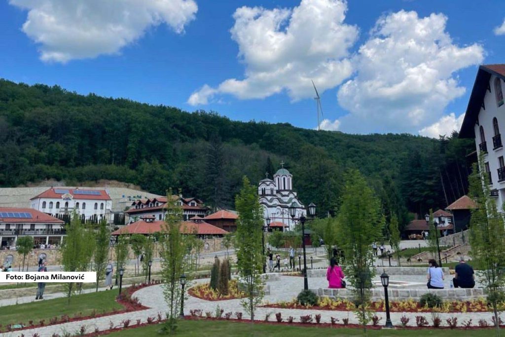 Tumane – Hiljade pravoslavnih vernika očekuje se u nedelju, 1. juna 2025. godine u manastiru Tumane, gde će biti održano tradicionalno i duhovno presvlačenje moštiju Svetog Zosima Tumanskog Čudotvorca. Ovaj veliki praznični dan započeće svetom arhijerejskom liturgijom u 08:30 časova, a zatim će uslediti litija do ispovesti i molitve za zdravlje i blagoslov.