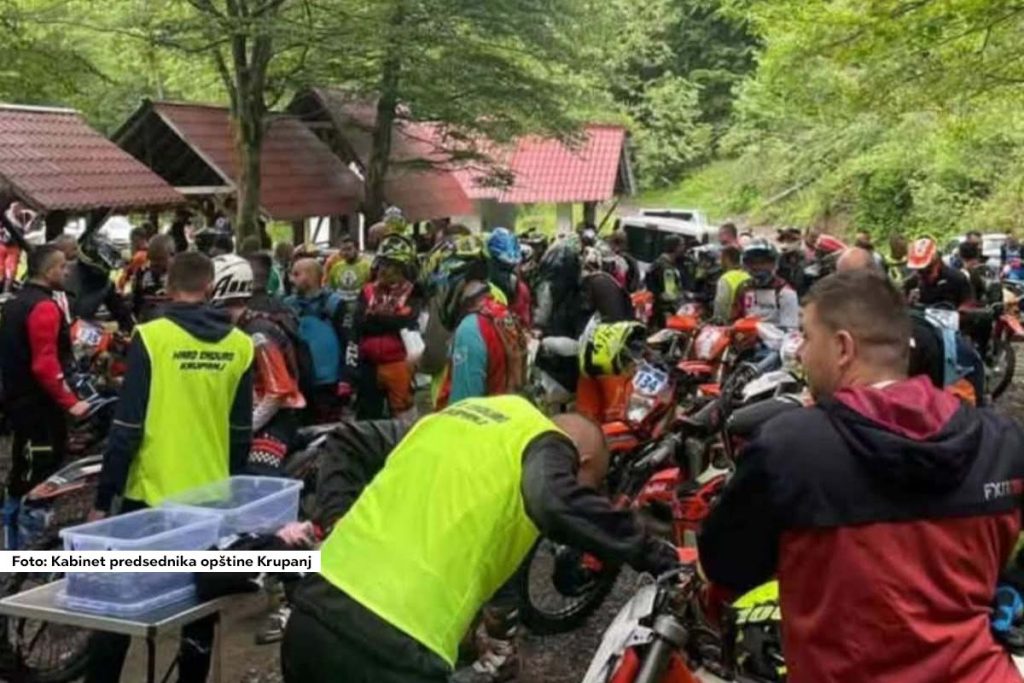 Krupanj - Proteklog vikenda na planini Boranja, na području opštine Krupanj, održana je prva po redu Hard Enduro moto trka pod nazivom „Gvozdeni put 2025“. Trka je bila deo Prvenstva Srbije i okupila je oko 100 takmičara iz 12 zemalja širom sveta.