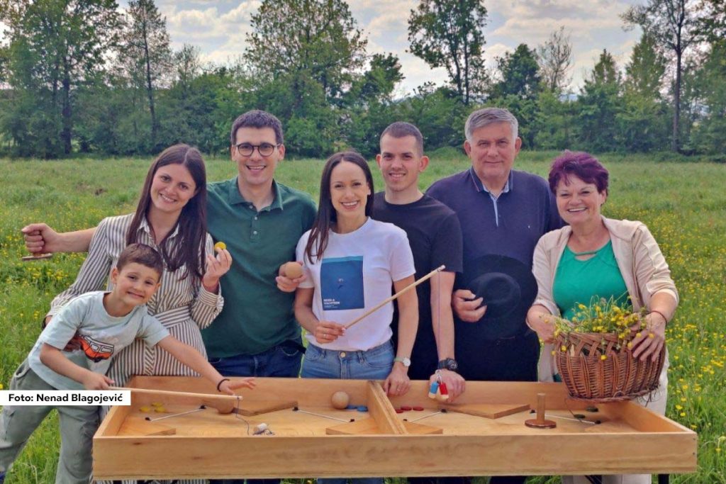 Valjevo - U selu Lukavac nadomak Valjeva nastao je zanimljiv porodični biznis koji spaja ekologiju, ručni rad, međugeneracijsko druženje i zaboravljene igre. Pod imenom „Wood play“, članovi porodice Ilić osmislili su i proizveli dvadesetak društvenih igara koje su namenjene svim uzrastima – od dece do penzionera.