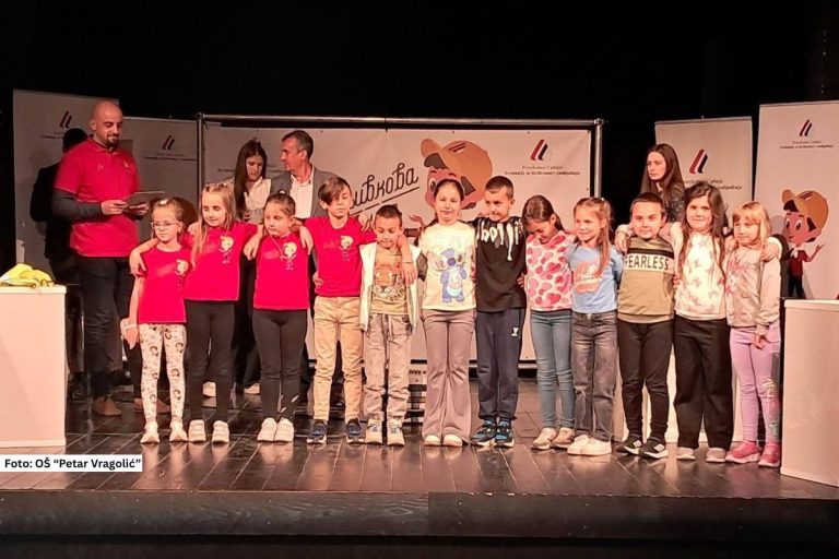 Bajina Bašta - Učenici Osnovne škole „Petar Vragolić“ iz Ljubovije ostvarili su zapažene rezultate na Regionalnoj Pažljivkovoj smotri, koja je održana danas u Bajinoj Bašti. Takmičenje je okupilo škole iz više opština, sa ciljem da se kod najmlađih razvije svest o značaju saobraćajne kulture i bezbednosti.