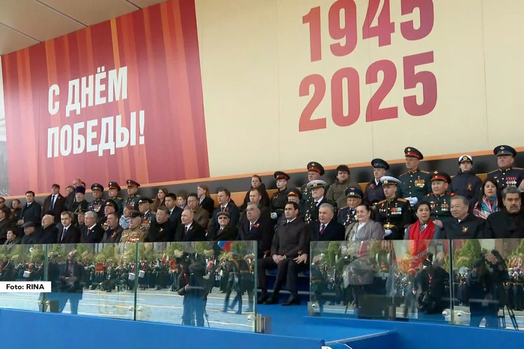 U čast 80. godišnjice pobede nad fašizmom u Moskvi je danas počela Parada pobede, a Srbiju predstavlja predsednik Aleksandar Vučić. Ulice glavnog grada Rusije ukrašene su zastavama, a postavljeni su i bilbordi sa porukama dobrodošlice liderima stranih država.