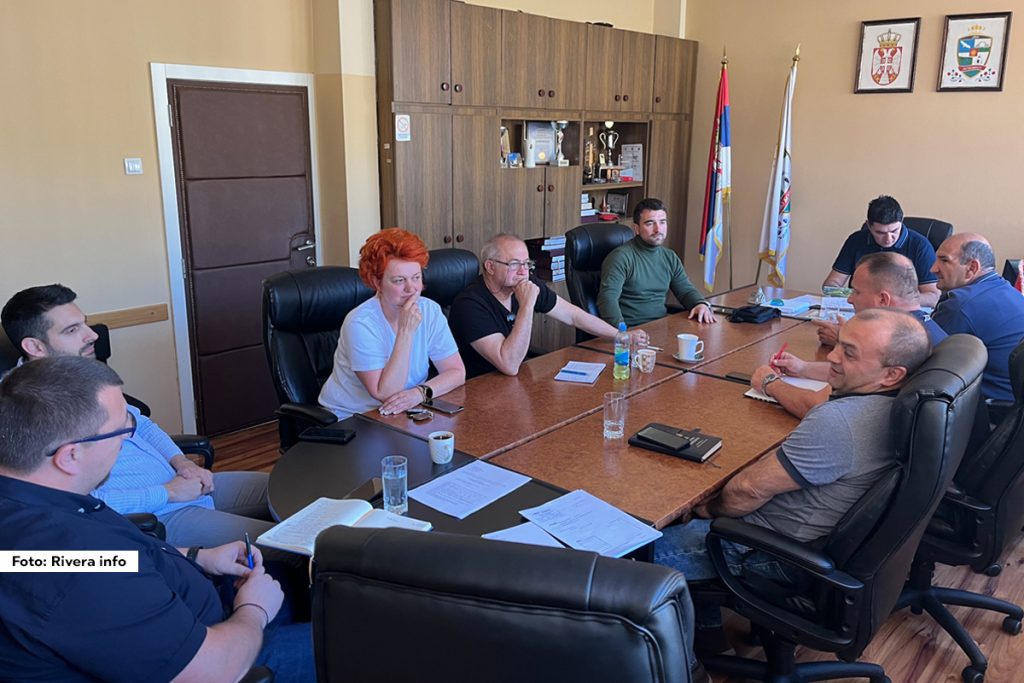 Predsednik Opštine Ljubovija, po funkciji i predsednik Opštinskog veća, Milan Jovanović sazvao je sednicu Veća, koja je održana 15. maja 2025. godine, sa početkom u 10.00 časova. Predložen je dnevni red sa devet tačaka, koje su članovi Veća razmatrali tokom sednice.