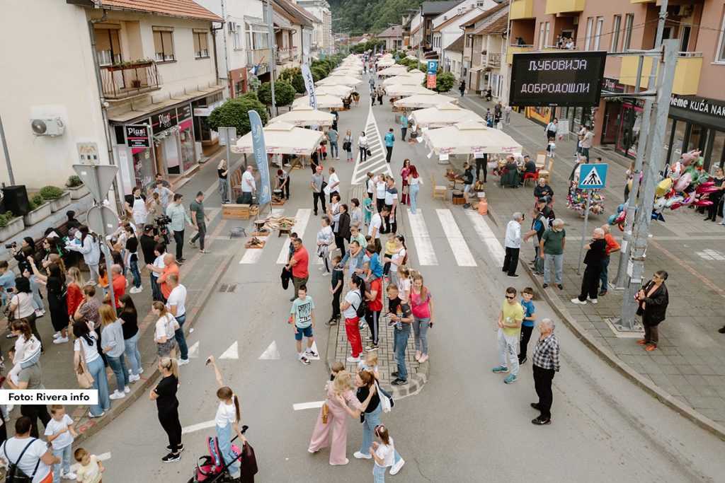 U subotu, 10. maja Ljubovijom su se širili mirisi domaćih specijaliteta i dobre atmosfere, jer je održan 16. Gastro fest, tradicionalna manifestacija koja svake druge subote u maju okuplja zaljubljenike u kulinarstvo.