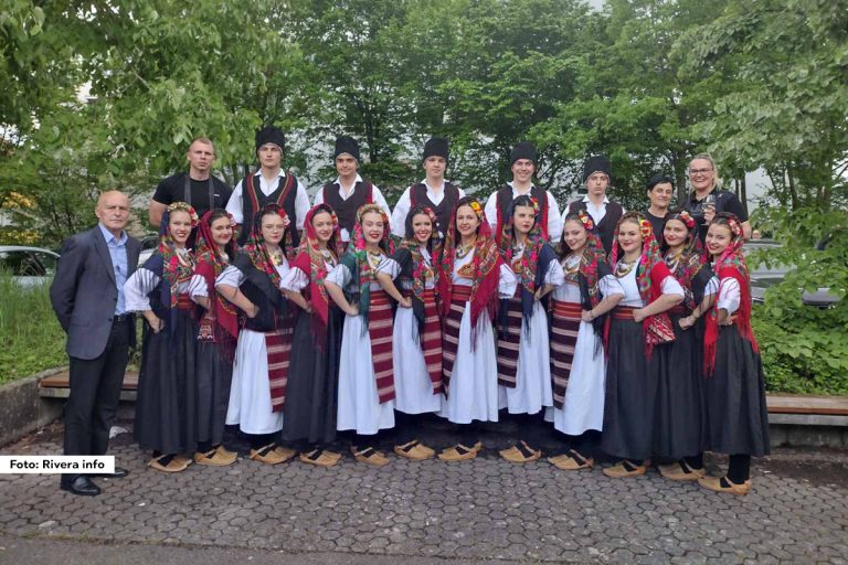 Članovi Kulturno-umjetničkog društva „Most“ iz Bratunca boravili su proteklog vikenda u nemačkom gradu Ulmu, gde su nastupili na velikom godišnjem koncertu pod nazivom „Pod velom Nemanjića“.
