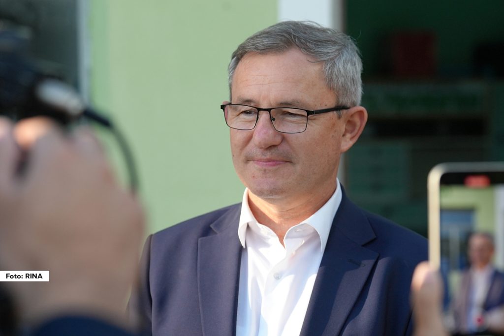 Crveno zlato iz Srbije ove sezone po svemu sudeći opravdaće ovaj svoj naziv. Zbog loših vremenskih uslova, rod, a samim tim i ponuda je smanjena pa se očekuje da otkupna cena maline ove godine bude viša nego lani. Prevelikih zaliha maline nema i glavno pitanje više nije kolika će biti cena, nego da li će maline uopšte i koliko biti. Novi ministar poljoprivrede u Vladi Srbije, Dragan Glamočić, danas je posetio opštinu Kosjerić i razgovarao sa poljoprivrednicima.