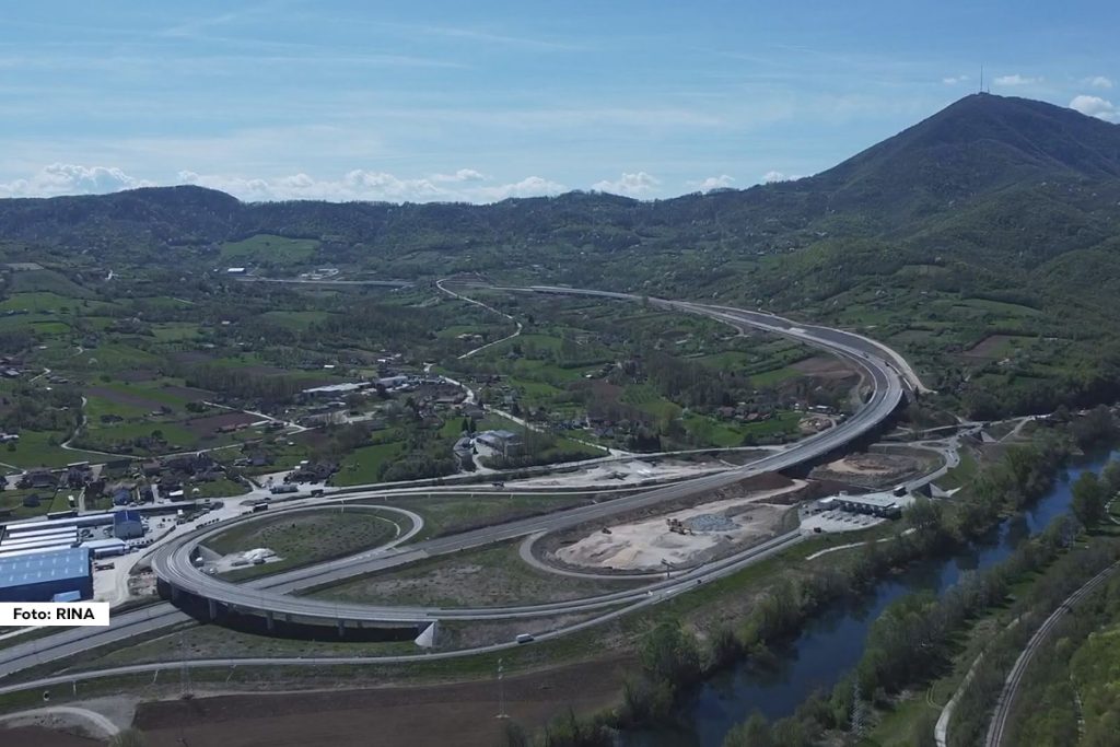 Deonica auto-puta Miloš Veliki od Preljine do Požege koja će biti otvorena na Vidovdan biće odlična veza za ceo Moravički i Zlatiborski okrug. Na toj deonici grade se tuneli Laz i Munjino brdo, trenutno dva najduža tunela u Srbiji koji su dugi nešto više od 2,7 kilometara. Meštani Dragačeva i Požege sa nestrpljenjem očekuju otvaranje ove deonice koja je, kako kažu, ostvarenje višedecenijskog sna brojnih generacija.