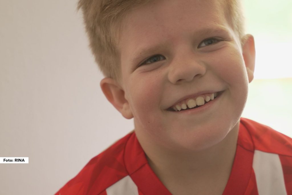 Ima samo osam godina, ali iako jako mali osetio je svu težinu života. Osmogodišnji Luka Nikšić iz čačanskog sela Milićevci četvrto je dete u porodici i sve do ovog proleća živeo je bez struje i vode u trošnoj kućici koja nije bila dostojna života. Samohrana mama Milka je žena borac, ali nije mogla sve sama pa su joj dobri ljudi pritekli u pomoć. Ovo je njihova tužna priča, sa novim i srećnijim početkom i jakom verom u bolje sutra.