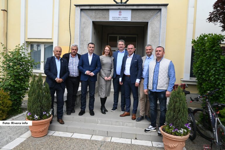 Osečina- Ministar bez portfelja zadužen za odnose sa dijasporom Đorđe Milićević sastao se danas sa predsednikom opštine Nikolom Tomićem sa kojim je razgovarao o nizu inicijativa usmerenih ka jačanju veza između matice i dijaspore.