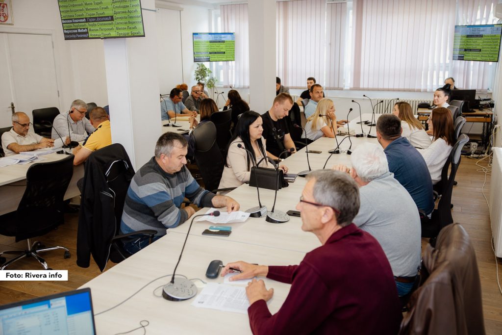 U petak, sa početkom u 10 časova, na trećem spratu zgrade Opštinske uprave održana je 10. redovna sednica Skupštine opštine Ljubovija. Predsednik Skupštine opštine Ljubovija Aleksandar Đukić predložio je dnevni red sa 12 tačaka.