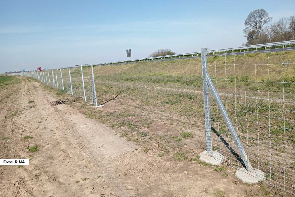 Sve veći broj krađa saobraćajne signalizacije, kapija i zaštitne ograde duž auto-puteva i brzih saobraćajnica u Srbiji izazvao je ozbiljnu zabrinutost zbog ugrožavanja bezbednosti u saobraćaju. Ovim povodom oglasilo se Javno preduzeće “Putevi Srbije”, upozoravajući na razmere problema i posledice koje ovakvi akti mogu imati.