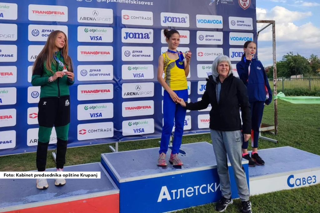 Predsednik opštine Krupanj, Mladen Stefanović, čestitao je mladoj atletičarki Dunji Marković na izuzetnim rezultatima postignutim na Prvenstvu Srbije za starije pionirke, održanom u Kruševcu. Dunja je prvog dana takmičenja osvojila srebrnu medalju u trci na 1500 metara, a drugog dana je u trci na 800 metara stigla do zlatne medalje i titule šampionke Srbije.