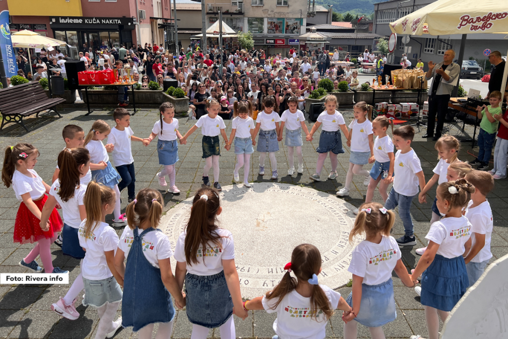 U Ljuboviji je poceo 16. Gastro festival. U toku je kuvanje riblje čorbe, gulaša, kao i priprema tradicionalnih srpskih jela.