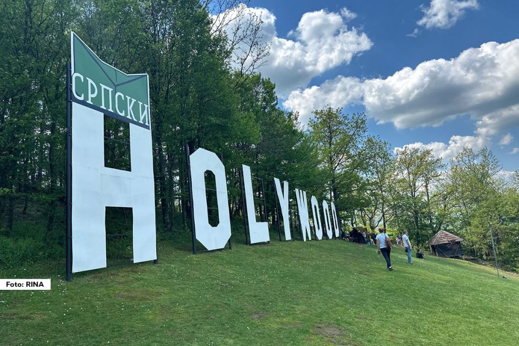 Na proplanku koji s pravom nosi nadimak srpski Holivud, smeštenom u rudničko-takovskom kraju, hiljade izletnika dočekalo je praznik rada pod otvorenim nebom, među animatorima, gigantskim ljuljaškama i zlatnom prašinom.