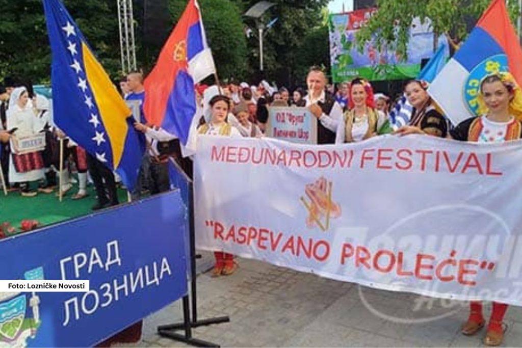 Drugog dana 22. Međunarodnog festivala folklora „Raspevano proleće“, koji organizuje KUD „Frula“ iz Lipničkog Šora, program je održan u Loznici. Učesnici su se okupili ispred Vukovog doma kulture, gde su predstavili raskoš narodnih nošnji iz svojih krajeva, a zatim su prošetali gradskim ulicama u svečanom defileu.