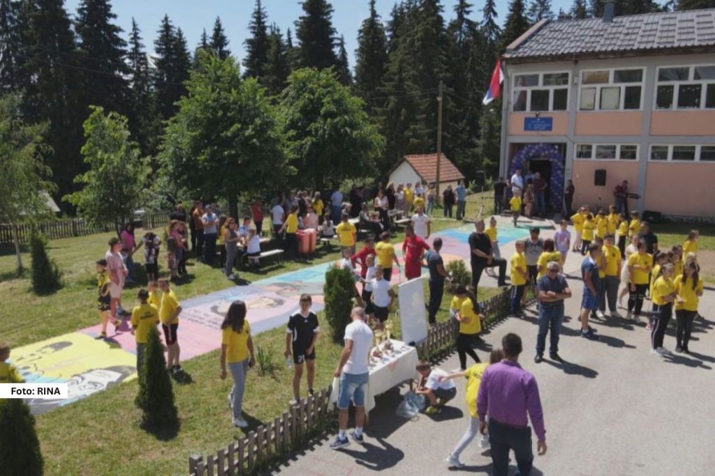 Užice - Grad Užice obezbediće besplatne udžbenike za sve osnovce od prvog do četvrtog razreda u školskoj 2026/27. godini. Ova odluka doneta je uz podršku lokalne samouprave, kao dodatna mera podrške porodicama i roditeljstvu.