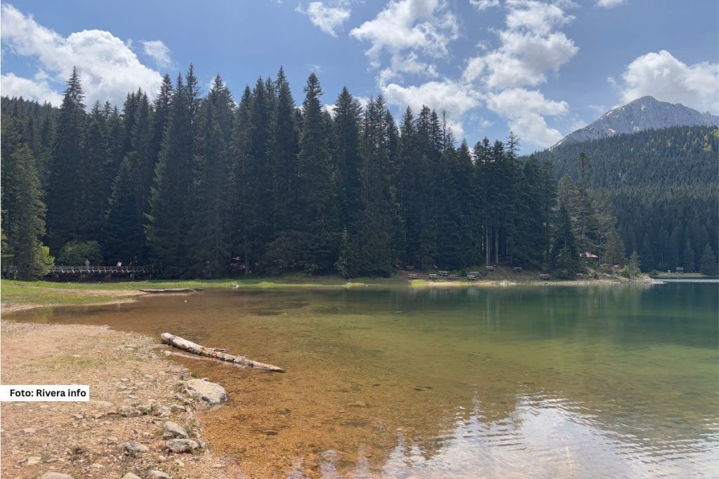 Nacionalni park Durmitor, sa svojim veličanstvenim Crnim jezerom, jedno je od najatraktivnijih mesta koje Crna Gora nudi ljubiteljima prirode, planinarenja i aktivnog odmora.