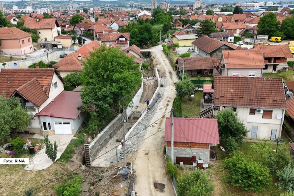 Loznička reka u Čačku mnogo puta do sad napravila je probleme stanovnicima Čačka, a uz oštećenje obale, nastalo u poplavama 2018. godine, tada je došlo i do oštećenja saobraćajnice i gasovoda, zbog čega se krenulo u rešavanje ovog problema.