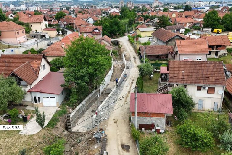 Loznička reka u Čačku mnogo puta do sad napravila je probleme stanovnicima Čačka, a uz oštećenje obale, nastalo u poplavama 2018. godine, tada je došlo i do oštećenja saobraćajnice i gasovoda, zbog čega se krenulo u rešavanje ovog problema.