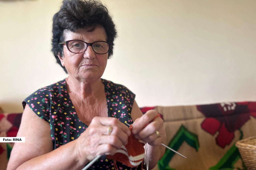 U selu Brezovica, jednom od najudaljenijih u čačanskom kraju, Biljana Bojović, domaćica, pletilja i čuvarka narodnih običaja, s posebnom pažnjom i ljubavlju neguje ono što su naši preci ostavili u amanet, tradiciju, duh prošlih vremena i vrednosti koje ne bledi.