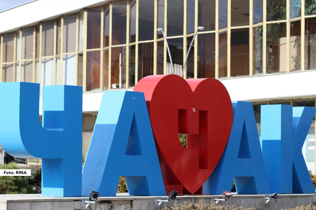 Kada je reč o razvodima brakova, Srbija sve više prati evropske i svetske trendove, a porast broja razvoda više nije karakterističan samo za velike gradove. Do skoro je Vojvodina bila na vrhu ove statistike, ali ju je po broju razvedenih brakova dostigao jedan grad u zapadnoj Srbiji. Čačak već treću godinu zaredom nosi neslavnu titulu grada sa sve većim brojem razvoda.