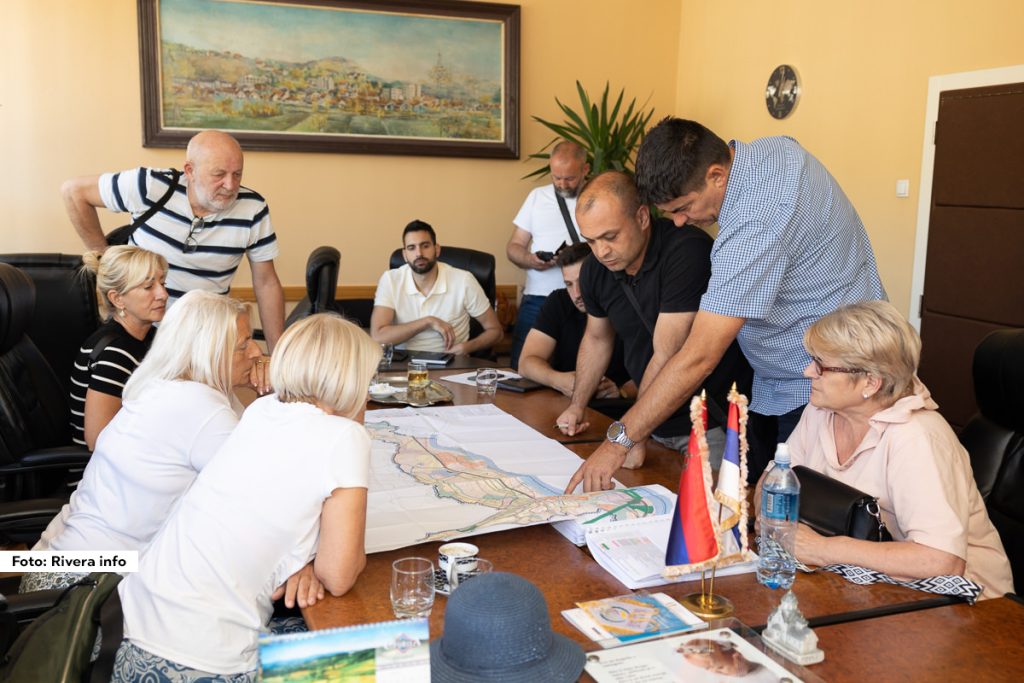 Nakon što je Slavica Mihailović putem društvenih mreža uputila otvoreno pismo predsedniku Opštine Ljubovija, Milanu Jovanoviću, povodom uređenja gradske plaže, predsednik je pozvao sve zainteresovane građane na sastanak na tu temu.