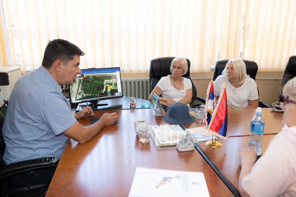 Sastanak na temu uredjenja gradske plaze u Ljuboviji 4