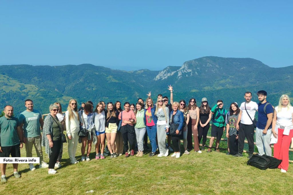Ove nedelje, Srednja škola "Vuk Karadžić" iz Ljubovije imala je čast da ugosti učenike i profesore Prve mariborske gimnazije, kao i profesore Srednje ekonomske škole iz Maribora, sa kojom je zvanično uspostavljena saradnja i započet program razmene učenika.