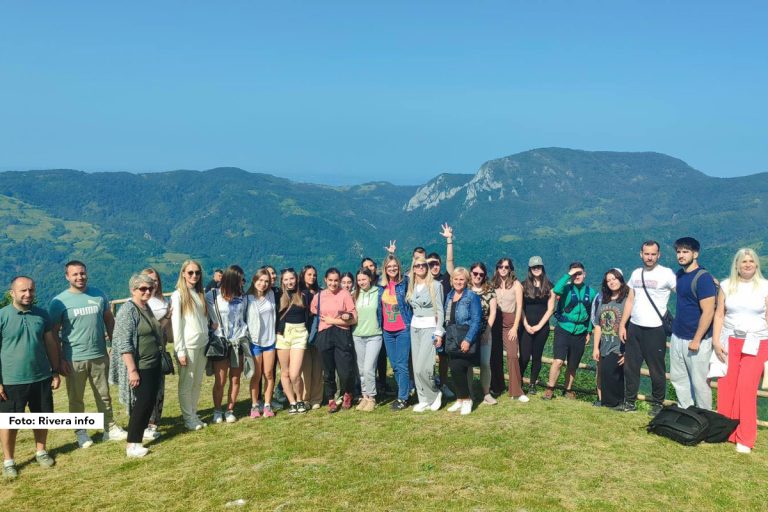 Ove nedelje, Srednja škola "Vuk Karadžić" iz Ljubovije imala je čast da ugosti učenike i profesore Prve mariborske gimnazije, kao i profesore Srednje ekonomske škole iz Maribora, sa kojom je zvanično uspostavljena saradnja i započet program razmene učenika.