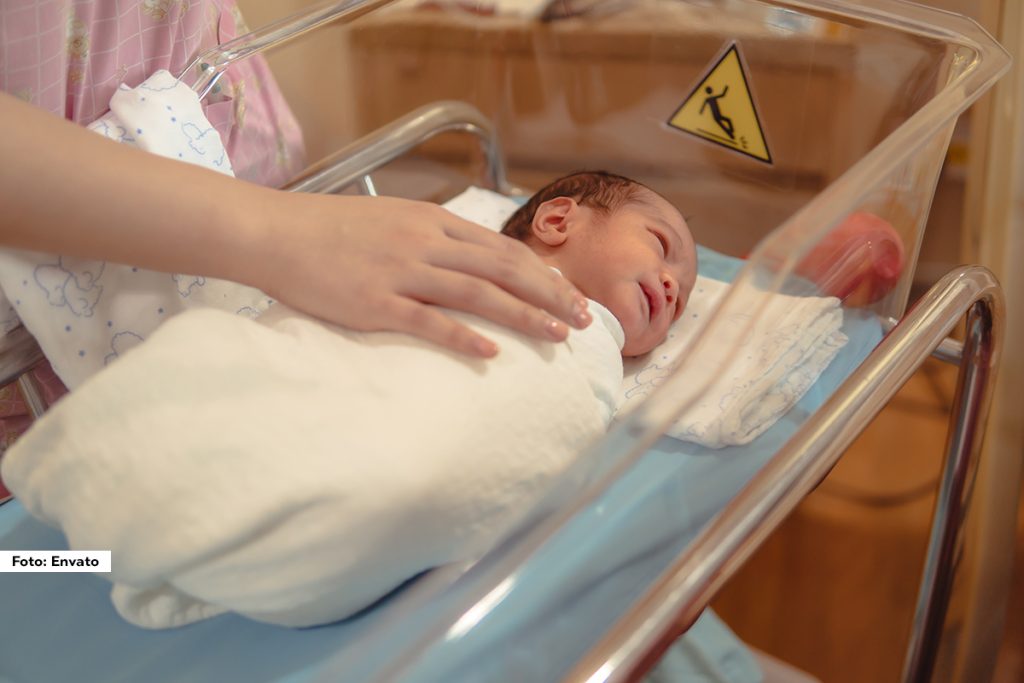 U Porodilištu Zdravstvenog centra (ZC) „Loznica“ tokom maja ove godine rođeno je 70 beba, što je sedam više nego u istom mesecu prošle godine. Među novorođenčadima je bilo 36 dečaka i 34 devojčice, a rođen je i jedan par blizanaca.