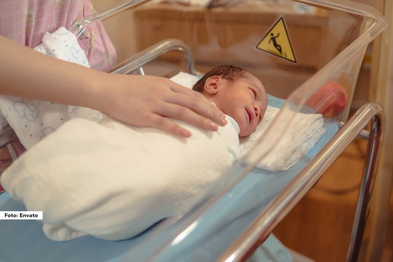 U Porodilištu Zdravstvenog centra (ZC) „Loznica“ tokom maja ove godine rođeno je 70 beba, što je sedam više nego u istom mesecu prošle godine. Među novorođenčadima je bilo 36 dečaka i 34 devojčice, a rođen je i jedan par blizanaca.