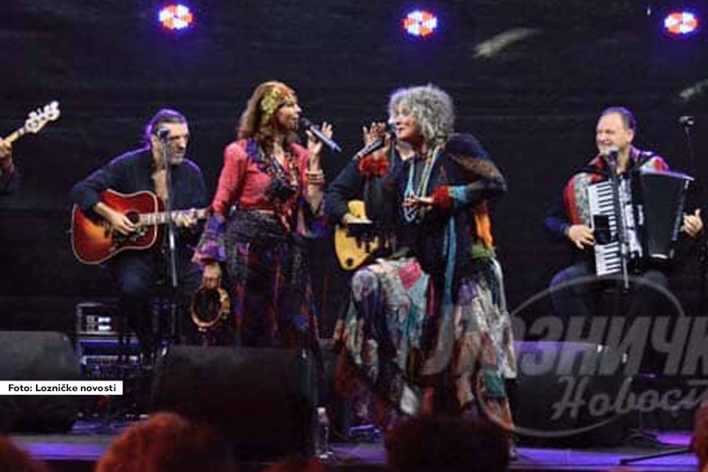 Drugo festivalsko veče manifestacije „Na raskrsnici“, koju organizuje Produkcija „Starčević“, proteklo je u znaku čuvene grupe „Ođila“. Šestočlani sastav, poznat po izvođenju rusko-ciganskih pesama, oduševio je lozničku publiku nastupom ispred Vukovog doma kulture, uprkos kratkotrajnoj kiši koja je u jednom trenutku zapretila da pokvari atmosferu.