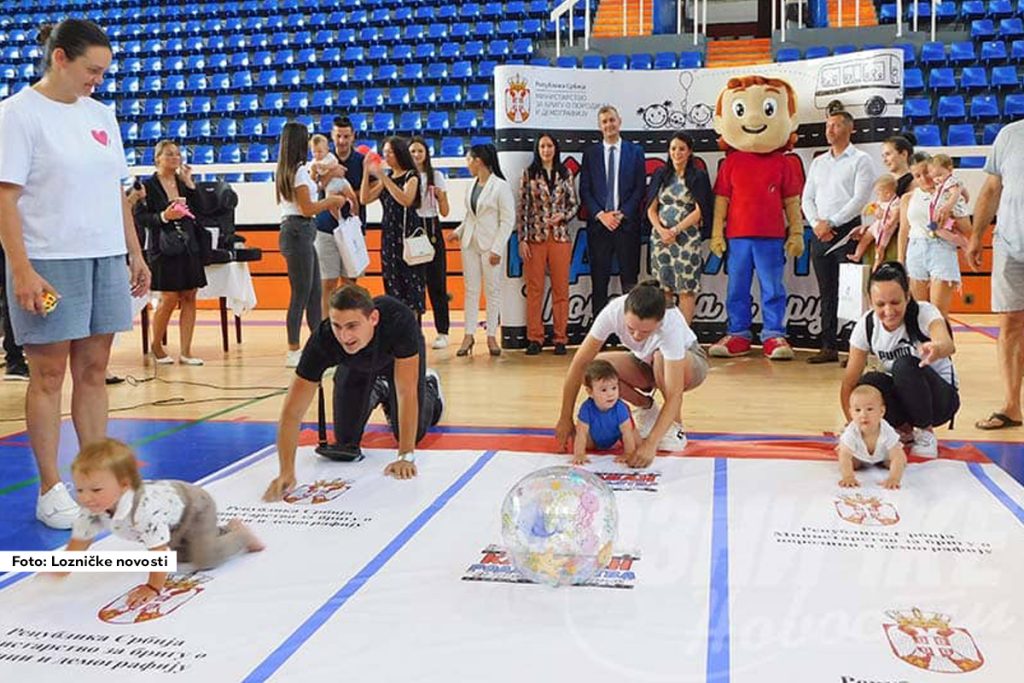 U Loznicu je juče po prvi put stigao „Karavan roditeljstva“, manifestacija koju Ministarstvo za brigu o porodici i demografiju organizuje u deset gradova i opština, uz podršku lokalne samouprave.