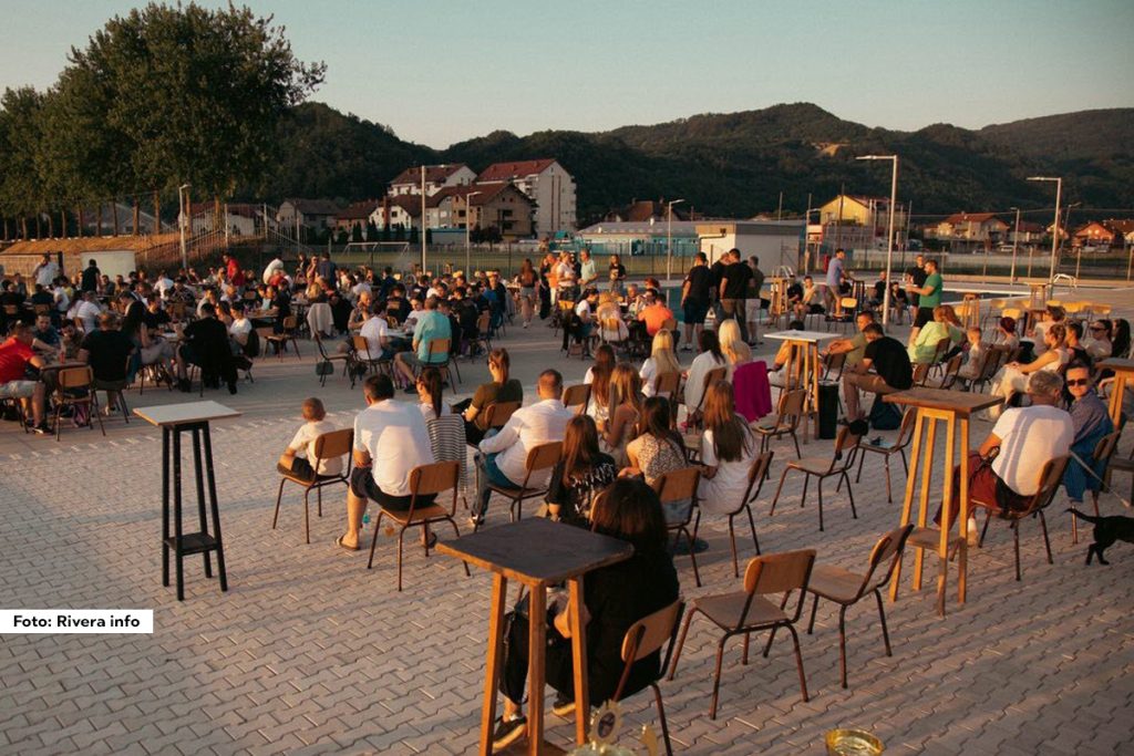 Omladinsko udruženje „Krivotorbići“ iz Ljubovije, posvećeno društvenom, kulturnom i humanitarnom radu, uspešno je organizovalo 11. finale Kviz prvenstva Srbije, okupivši 24 ekipe iz Srbije i regiona, uz snažnu poruku solidarnosti i promociju znanja.